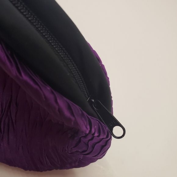 Mini Clutch Shaped Like an  oversized coin purse - Picture 5 of 8